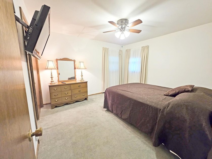 Charming Eastside ranch featuring 3 bedrooms, 2.5 bathrooms with - photo 27