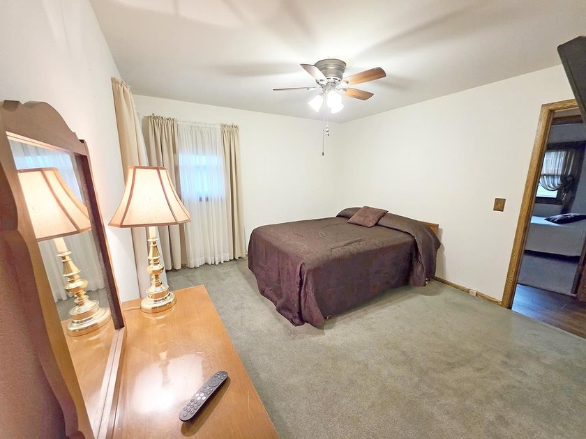 Charming Eastside ranch featuring 3 bedrooms, 2.5 bathrooms with - photo 28