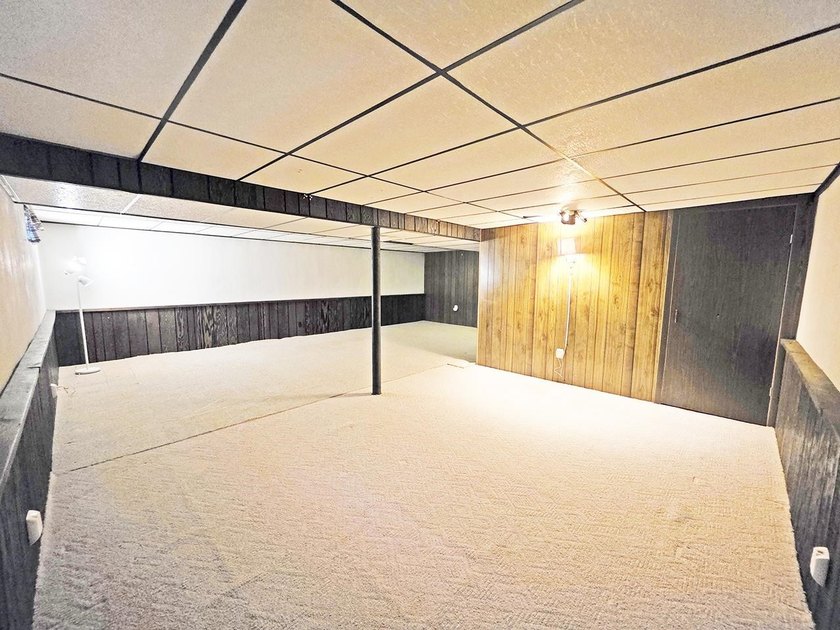 Charming Eastside ranch featuring 3 bedrooms, 2.5 bathrooms with - photo 32