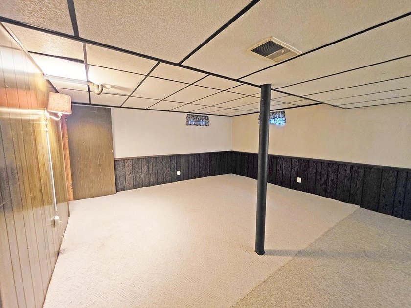 Charming Eastside ranch featuring 3 bedrooms, 2.5 bathrooms with - photo 33