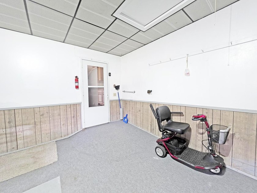 Charming Eastside ranch featuring 3 bedrooms, 2.5 bathrooms with - photo 40