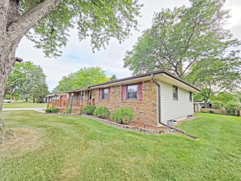 Charming Eastside ranch featuring 3 bedrooms, 2.5 bathrooms with - photo 42