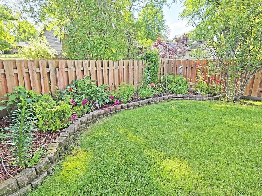 Charming Eastside ranch featuring 3 bedrooms, 2.5 bathrooms with - photo 43