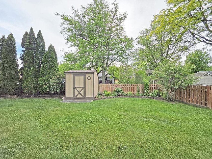 Charming Eastside ranch featuring 3 bedrooms, 2.5 bathrooms with - photo 44
