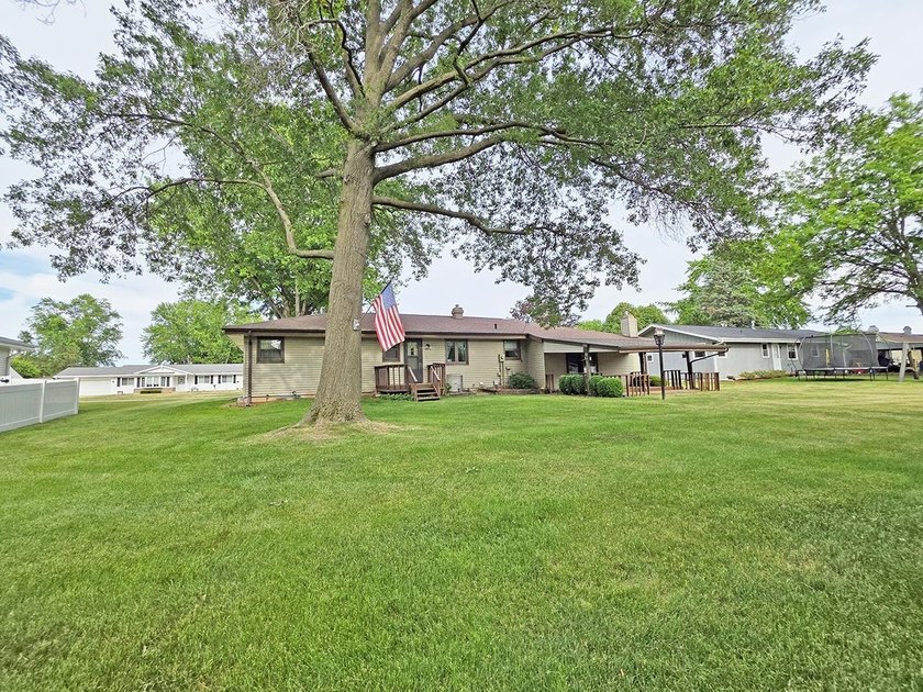Charming Eastside ranch featuring 3 bedrooms, 2.5 bathrooms with - photo 45