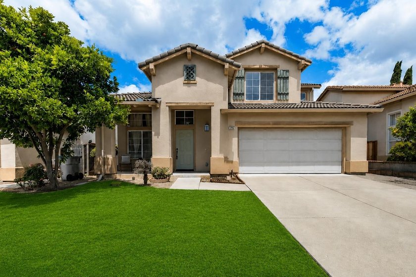 *Vaulted ceilings, a desirable first-floor bedroom and full bath - photo 2