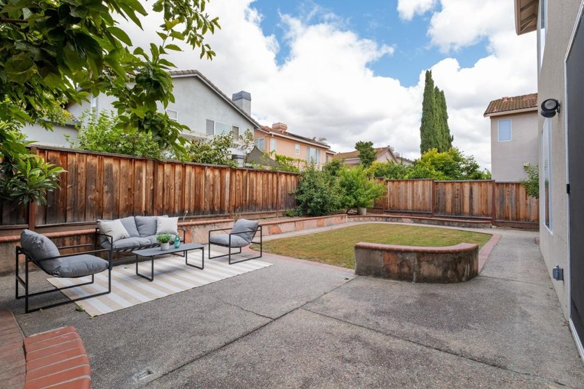 *Vaulted ceilings, a desirable first-floor bedroom and full bath - photo 3