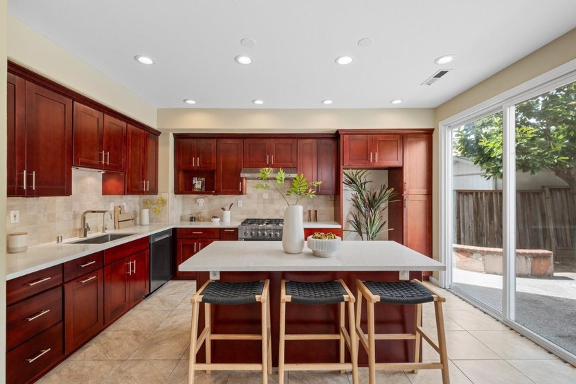 *Vaulted ceilings, a desirable first-floor bedroom and full bath - photo 4
