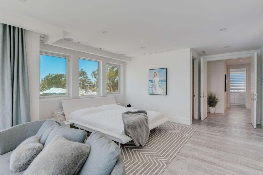 Welcome to this stunning 3-story townhouse in Ocean Ridge. This - photo 35