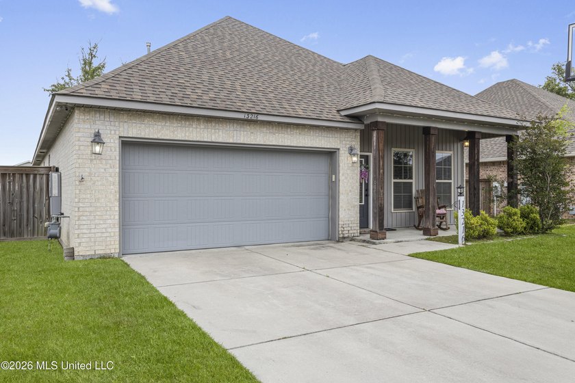 Impeccably maintained and truly move-in ready, this stunning - photo 3