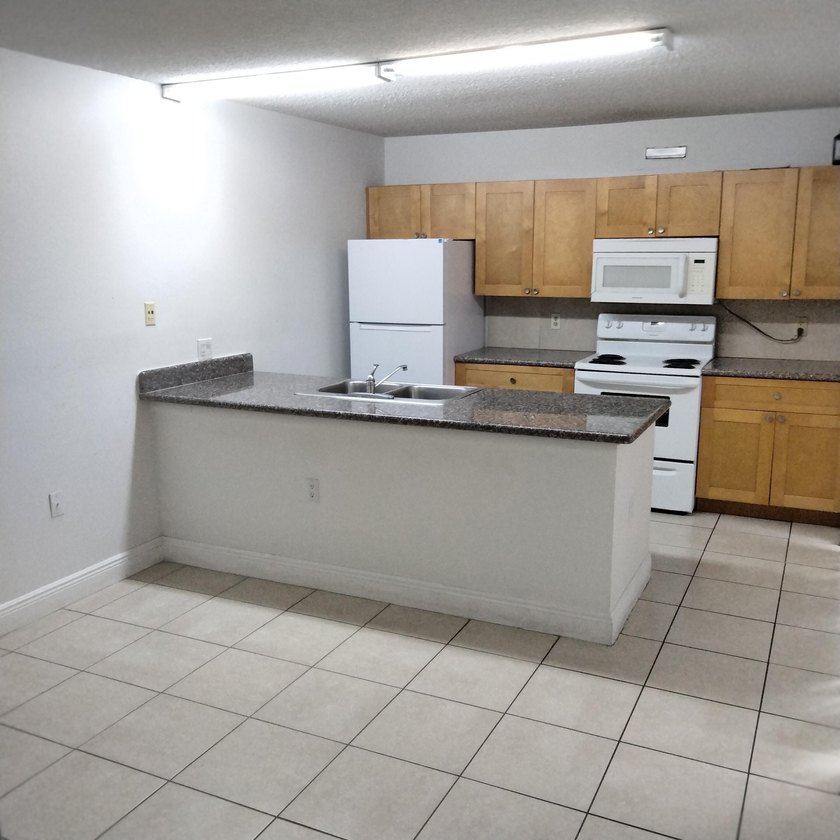 BEAUTIFUL 2BR/2.5BTH TOWNHOUSE W/ DIRECT LAKE VIEW. FULLY - photo 3