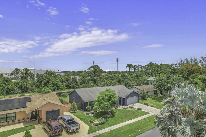 Welcome to this charming 3/2 single-family home in the heart of - photo 2
