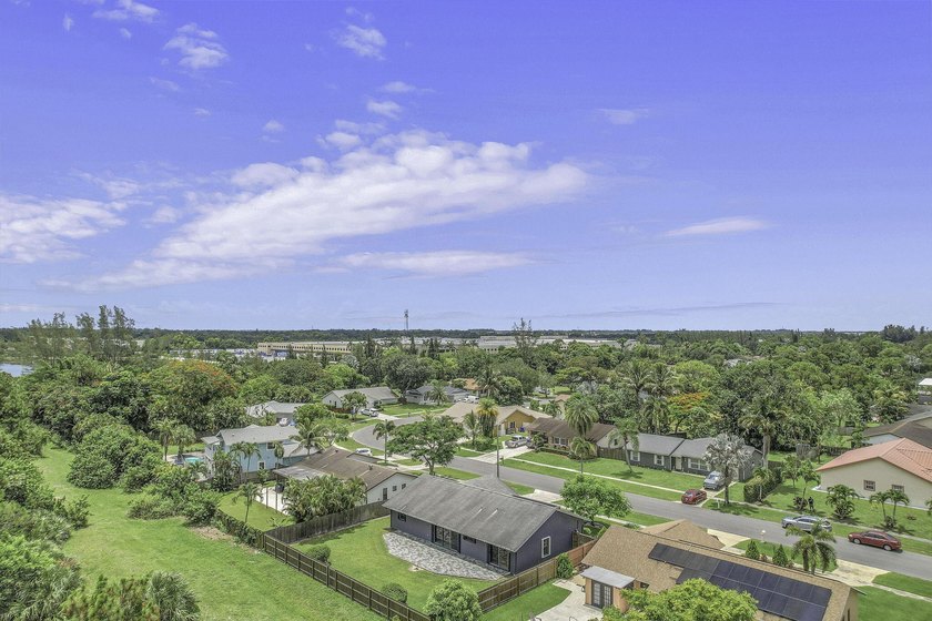 Welcome to this charming 3/2 single-family home in the heart of - photo 3