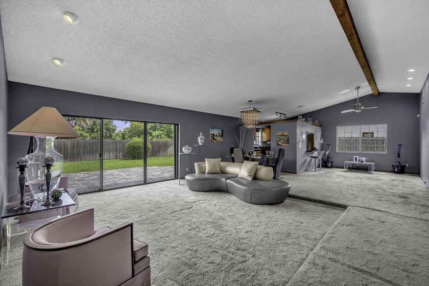 Welcome to this charming 3/2 single-family home in the heart of - photo 5