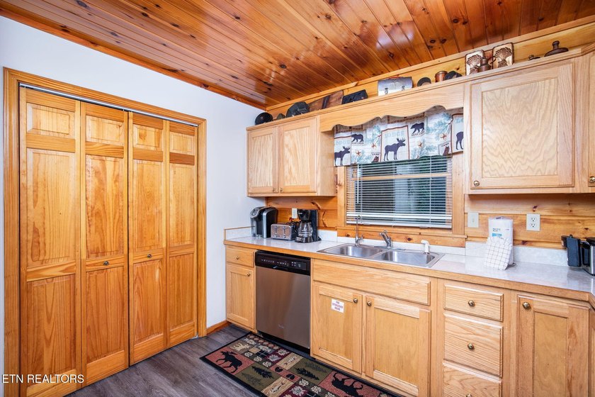 A Spacious Smoky Mountain Lodge with Panoramic Views &amp; Expansive - photo 20