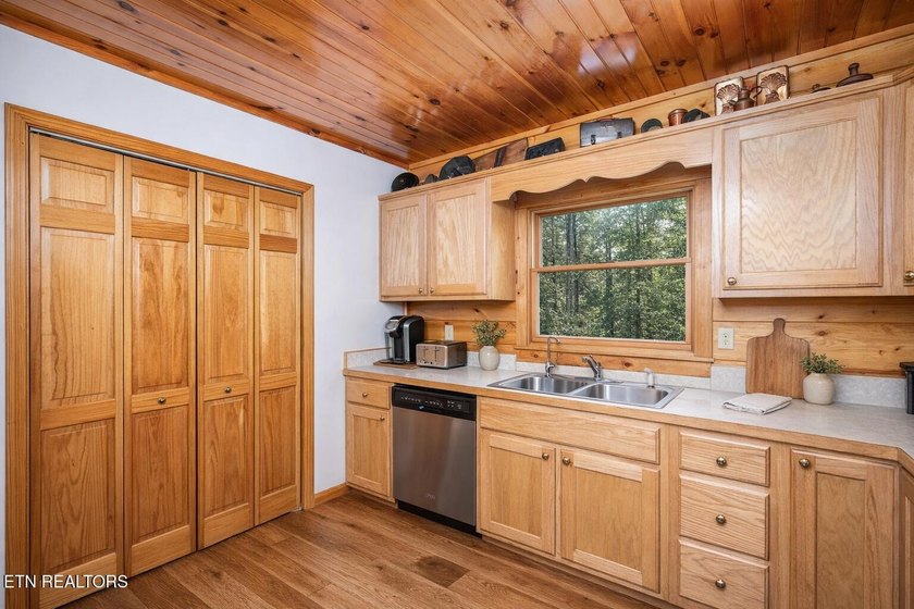 A Spacious Smoky Mountain Lodge with Panoramic Views &amp; Expansive - photo 21