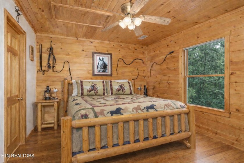 A Spacious Smoky Mountain Lodge with Panoramic Views &amp; Expansive - photo 40