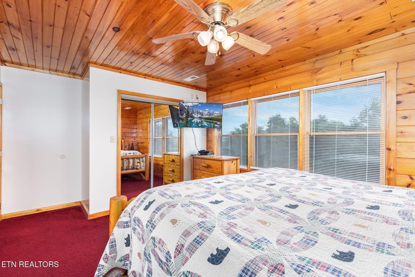 A Spacious Smoky Mountain Lodge with Panoramic Views &amp; Expansive - photo 44
