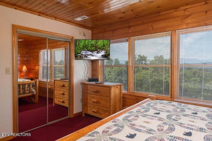A Spacious Smoky Mountain Lodge with Panoramic Views &amp; Expansive - photo 45