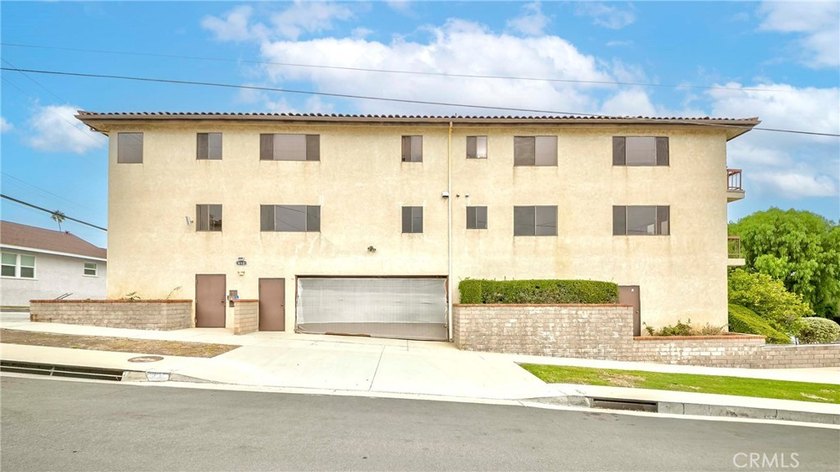 Don't miss this opportunity to own a beautifully maintained - photo 2