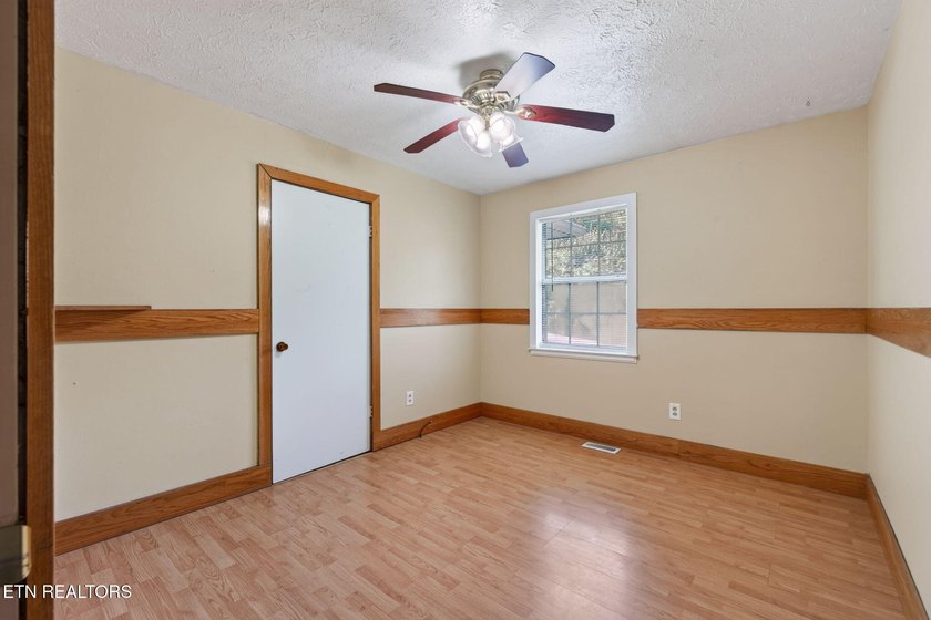 Welcome to this charming 3-bedroom, 1-bath home with a versatile - photo 2