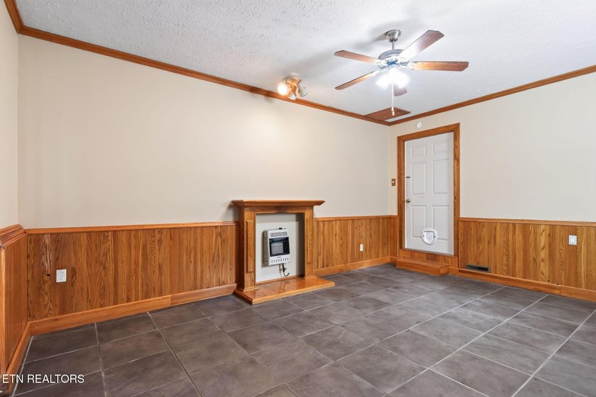 Welcome to this charming 3-bedroom, 1-bath home with a versatile - photo 6