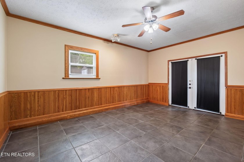 Welcome to this charming 3-bedroom, 1-bath home with a versatile - photo 7