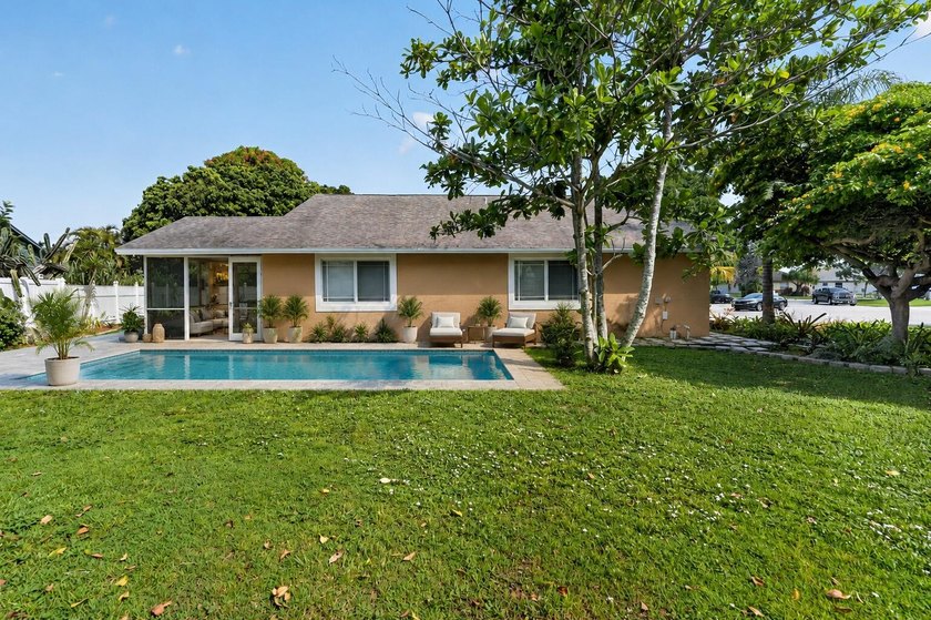 Welcome to this charming 3-bedroom, 2-bathroom CBS home situated - photo 33