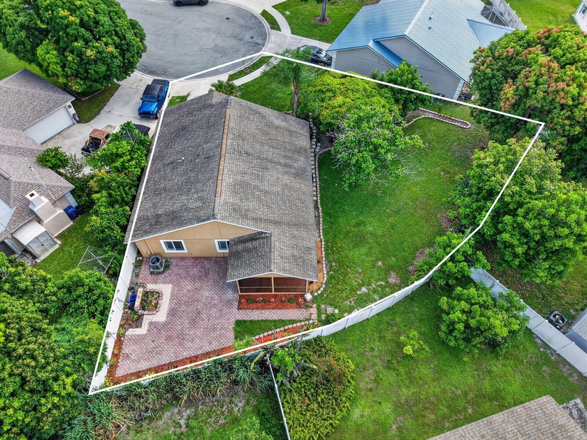 Welcome to this charming 3-bedroom, 2-bathroom CBS home situated - photo 41