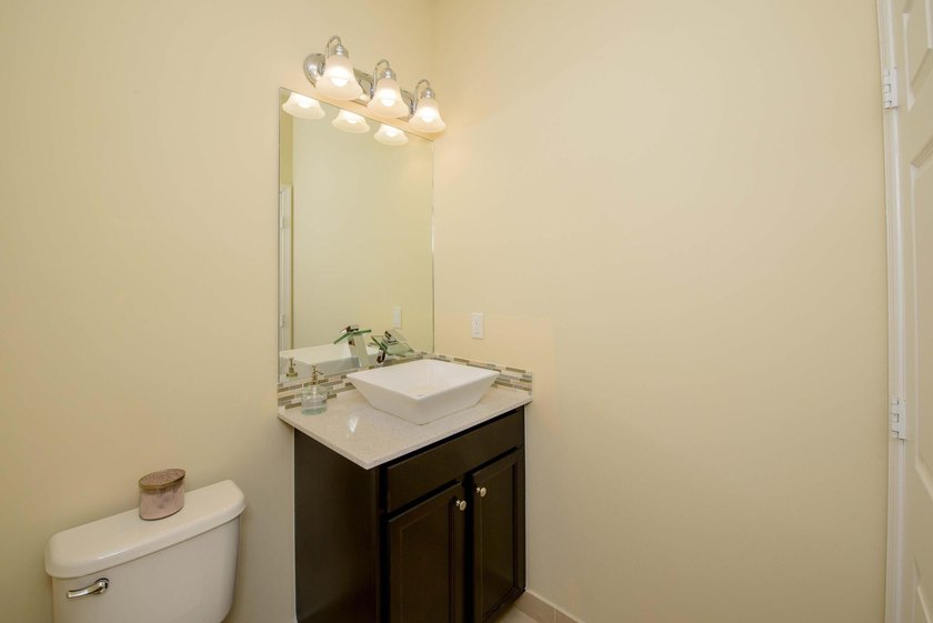 Step into this beautifully maintained 3-bedroom, 2.5-bath - photo 7