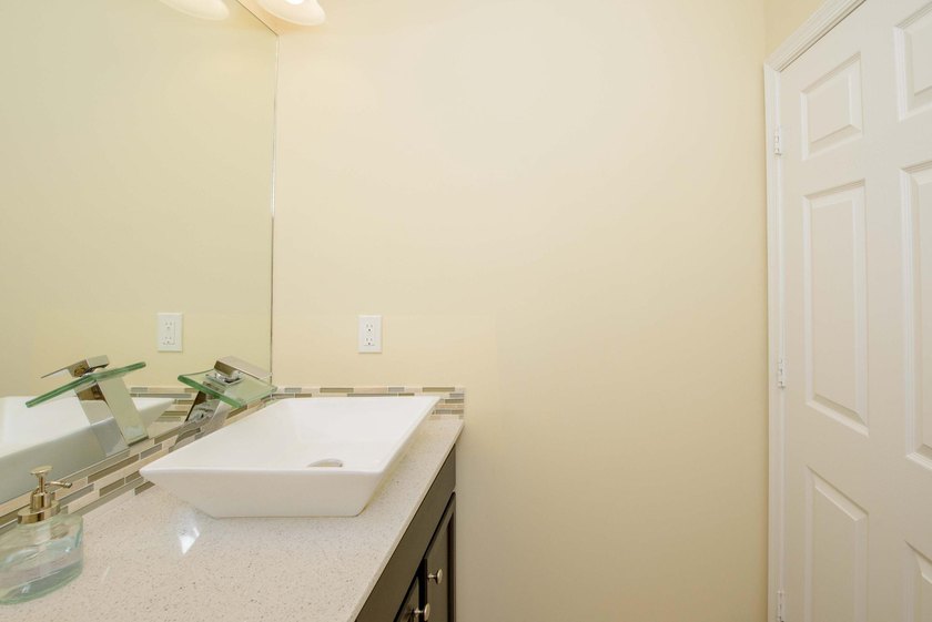 Step into this beautifully maintained 3-bedroom, 2.5-bath - photo 9