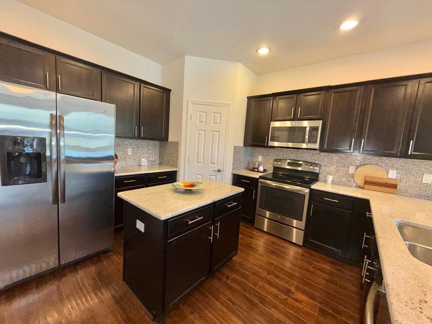 Step into this beautifully maintained 3-bedroom, 2.5-bath - photo 10