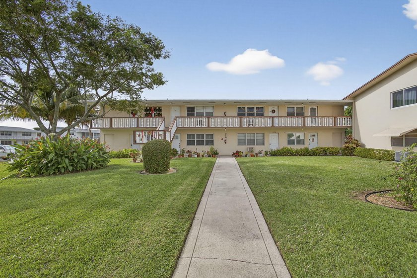 Stunning fully renovated corner-unit condo in a premier 55+ - photo 3