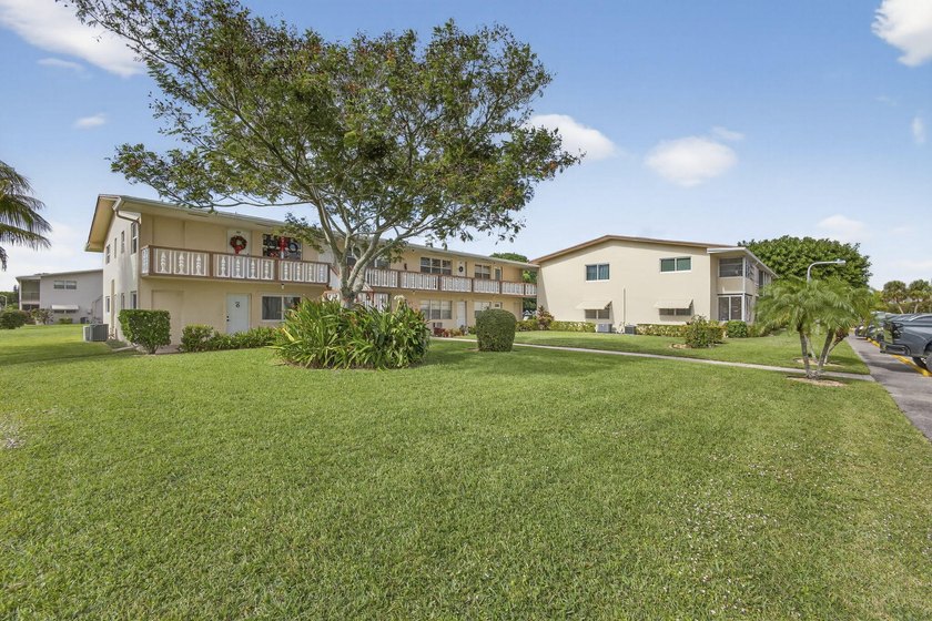 Stunning fully renovated corner-unit condo in a premier 55+ - photo 4