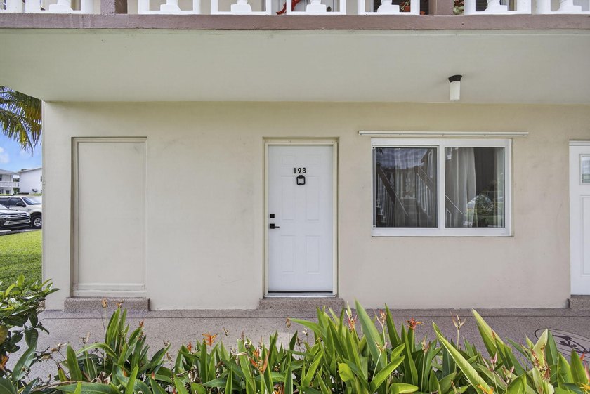 Stunning fully renovated corner-unit condo in a premier 55+ - photo 7