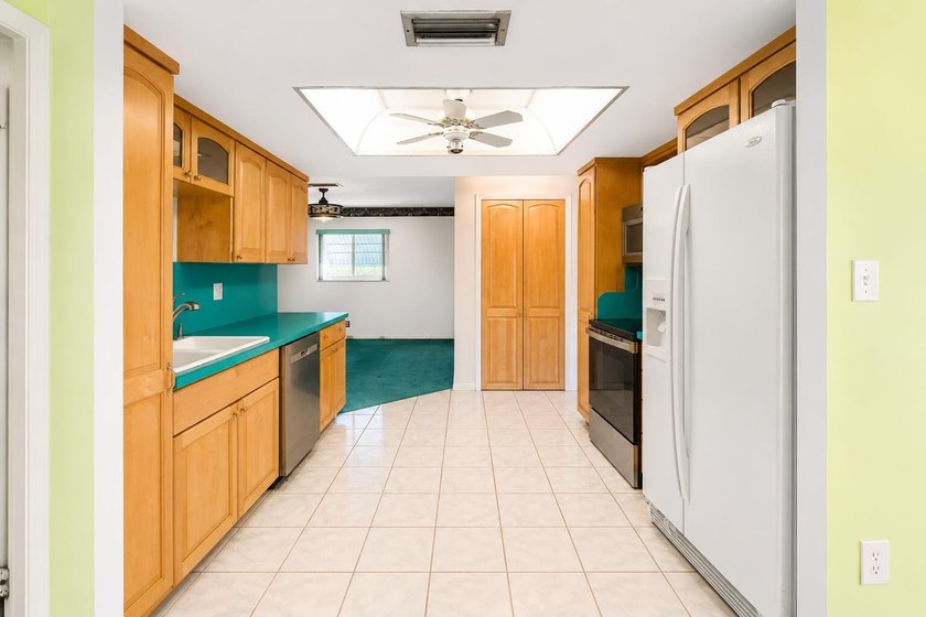 Opportunity knocks! Spacious 2-BEDROOM, 2-BATH ALL-AGES - photo 6