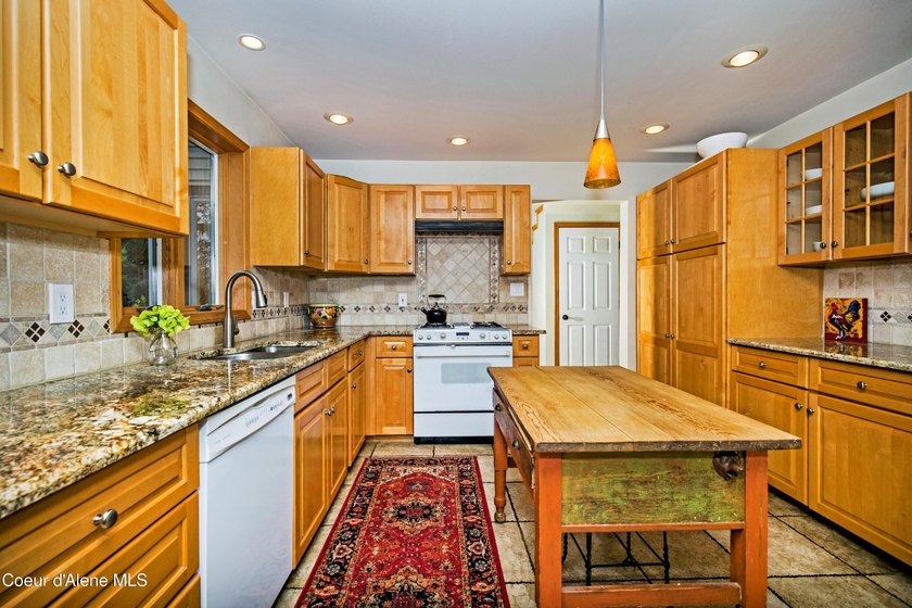 Beautifully crafted 3 bedroom, 2.5 bath home offering quality - photo 11