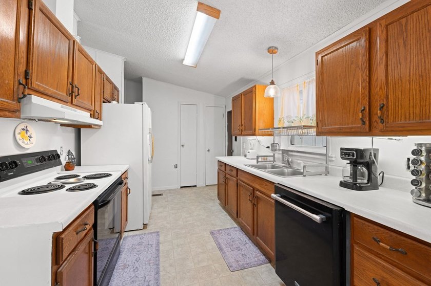 Enjoy peaceful Hill Country living in Cypress Falls w/this - photo 11