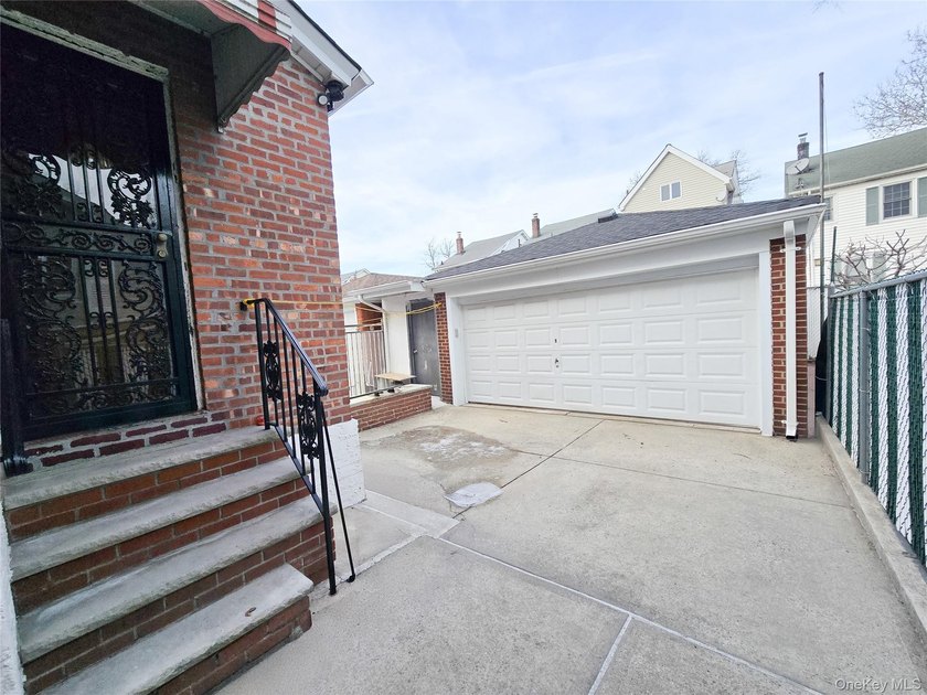 Prime Whitestone opportunity in R3A zoning! Detached Brick - photo 25