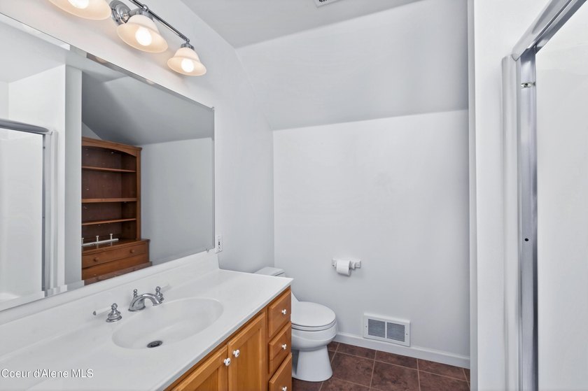 Beautifully crafted 3 bedroom, 2.5 bath home offering quality - photo 27