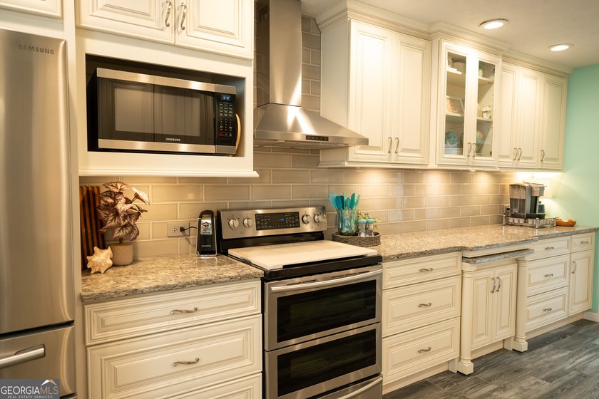 Welcome home to this beautifully maintained 4-bedroom, 2-bath - photo 27