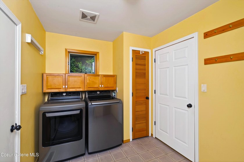 Beautifully crafted 3 bedroom, 2.5 bath home offering quality - photo 29