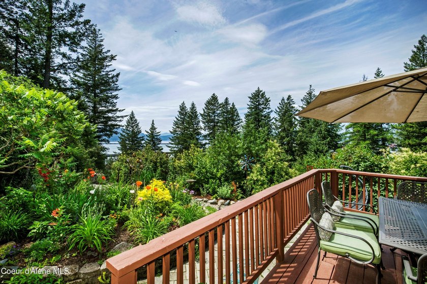 Beautifully crafted 3 bedroom, 2.5 bath home offering quality - photo 33