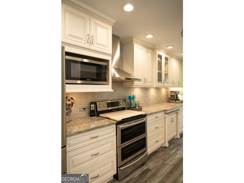 Welcome home to this beautifully maintained 4-bedroom, 2-bath - photo 33