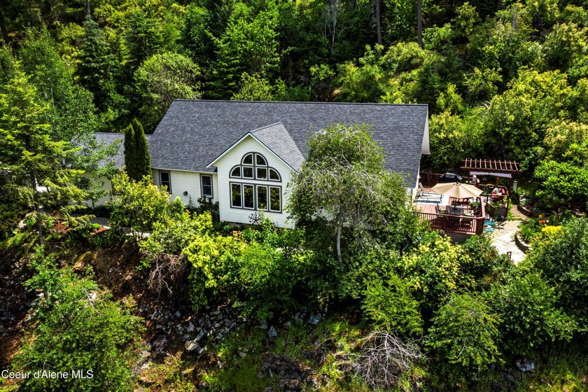 Beautifully crafted 3 bedroom, 2.5 bath home offering quality - photo 38