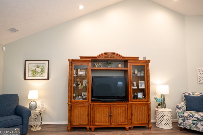 Welcome home to this beautifully maintained 4-bedroom, 2-bath - photo 39