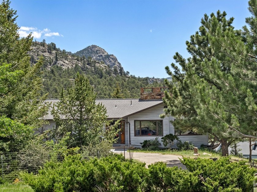 Big views and lots of space in this 3700sf home on nice .95/acre - photo 44