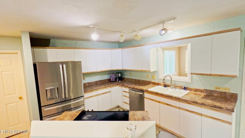 Welcome to easy living in the desirable lakefront community of - photo 3