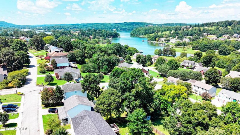 Welcome to easy living in the desirable lakefront community of - photo 10