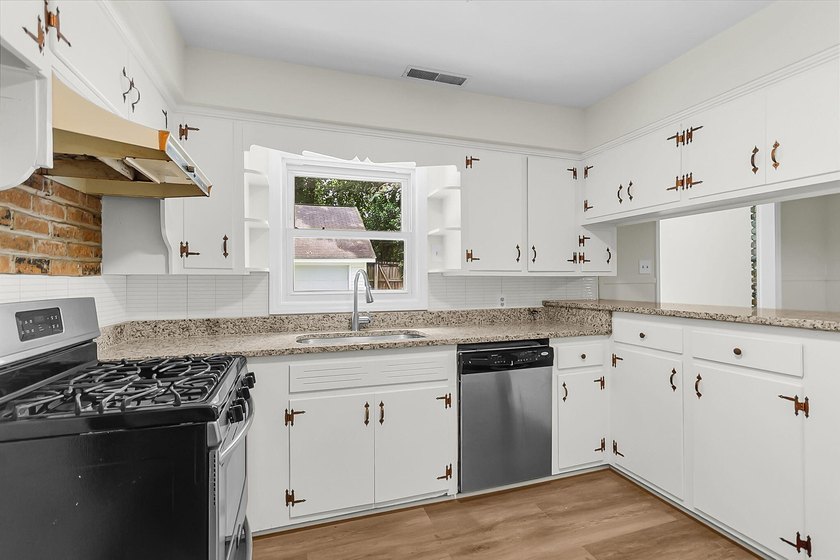 Situated on a spacious lot at 5433 Pennsylvania Avenue, this - photo 21